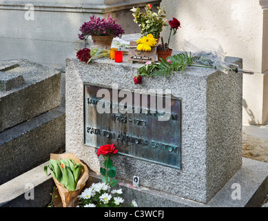 Le porte cantante Jim Morrison la sua tomba nel cimitero di Pere Lachaise, ventesimo Arrondissement, Parigi, Francia Foto Stock