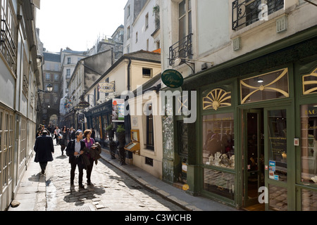 Negozi a La Cour du Commerce St Andre off la Rue St Andre des Arts, distretto di Saint Germain, Paris, Francia Foto Stock