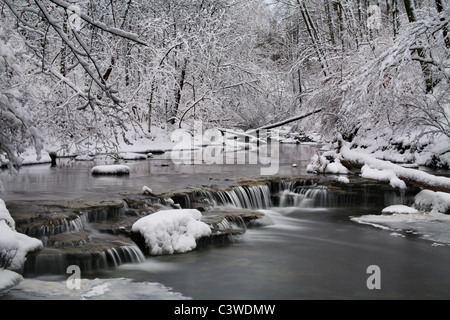 Una coperta di neve Little Creek e cascata in inverno, Keehner Park, Southwestern Ohio, Stati Uniti d'America Foto Stock