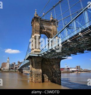 John A. Roebling sospensione ponte sopra il fiume Ohio a Cincinnati, completata nel 1866, prototipo per il ponte di Brooklyn Foto Stock