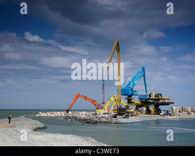 La creazione di nuove terre. Sito in costruzione Maasvlakte 2 con il blockbuster di gru, espansione del porto di Rotterdam, Paesi Bassi Foto Stock