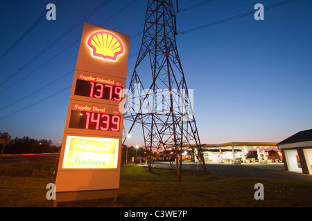 Una stazione di benzina in Billingham su Teeside, Regno Unito, con un traliccio di elettricità al crepuscolo. Foto Stock