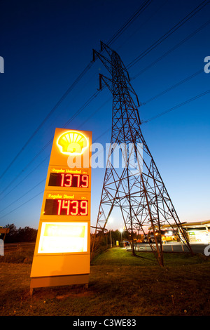 Una stazione di benzina in Billingham su Teeside, Regno Unito, con un traliccio di elettricità al crepuscolo. Foto Stock