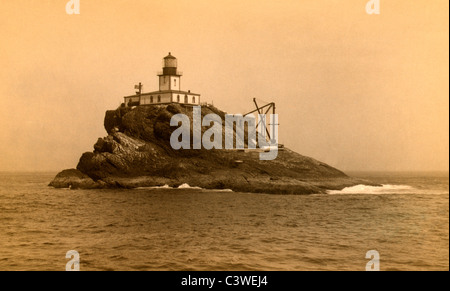 Tillamook Rock e del faro, fuori della costa dell'Oregon, USA, circa 1891 Foto Stock