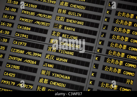 Coach schedule information board nell'aeroporto Pudong, Shanghai, Cina. Foto Stock