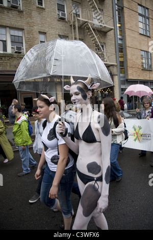 2011: il quarto Veggie annuale parata nel Greenwich Village di New York City. Foto Stock