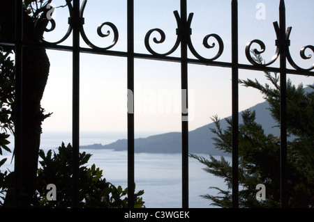 Vista panoramica della costa di 'Côte d'Azur' tramite una cancellata in ferro battuto Foto Stock