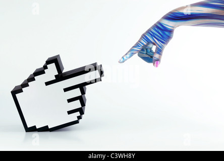 Un essere umano stampa lato interagente con un cursore a forma di mano Foto Stock