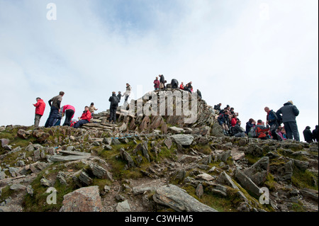 Gli alpinisti ed escursionisti sulla cima di Mount Snowdon la montagna più alta del Galles REGNO UNITO Foto Stock