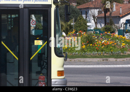 Il bus rotonda giunzione circolare con fiori Foto Stock