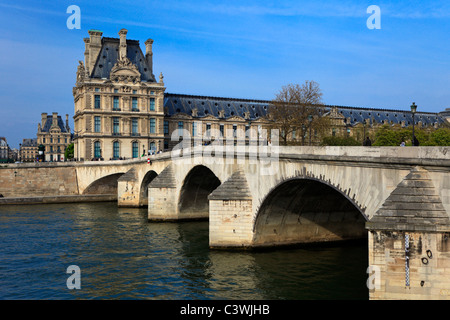 Vista del Louvre e ponte Royal attraverso fiume Senna, Parigi, Francia Foto Stock