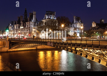 Hotel de Ville (municipio di Parigi) e il ponte d'Arcole attraverso fiume Senna di notte, Parigi, Francia Foto Stock