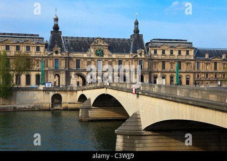 Vista del Louvre e ponte giostra attraverso fiume Senna, Parigi, Francia Foto Stock