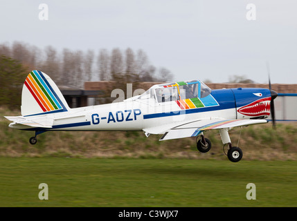 De Havilland (Canada) DHC-1 Scoiattolo striado 22 G-0AOZP in atterraggio a Breighton airfield Foto Stock