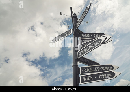 Firma con la direzione per le principali capitali europee Foto Stock