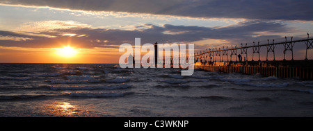 Un bellissimo tramonto al Grand Haven Sud Pierhead Lighthouse, Michigan, Stati Uniti d'America Foto Stock