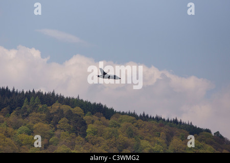 Il Panavia Tornado militare volare basso sopra il lago di Windermere Claife notti qua Foto Stock