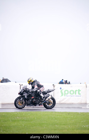 Guy Martin sulla costa sezione stradale del 2011 Relentless Nord Ovest 200 Foto Stock