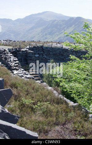 Rovinato scalinata in Dinorwig cava di ardesia, Snowdonia, il Galles del Nord, Regno Unito, guardando verso Cribgoch Foto Stock