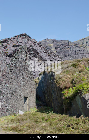 Edifici in rovina in Dinorwig miniera di ardesia, Snowdonia, Galles del Nord, Regno Unito Foto Stock