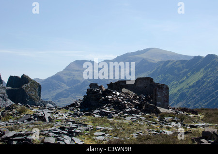 Edificio abbandonato in Dinorwig miniera di ardesia, guardando verso Cribgoch, Snowdonia, Galles del Nord, Regno Unito Foto Stock