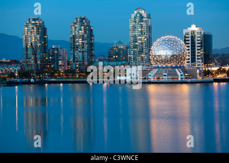 Vancouver B.C., Canada Skyline di notte lungo il lungomare Foto Stock