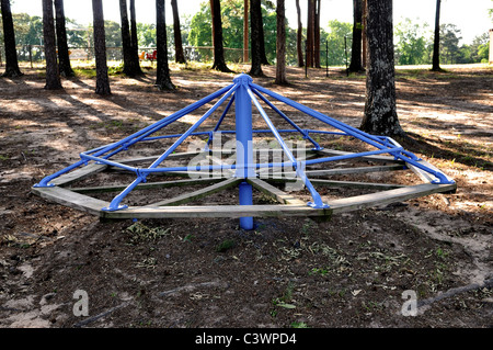 A Merry Go Round siede inutilizzata nel paese Foto Stock