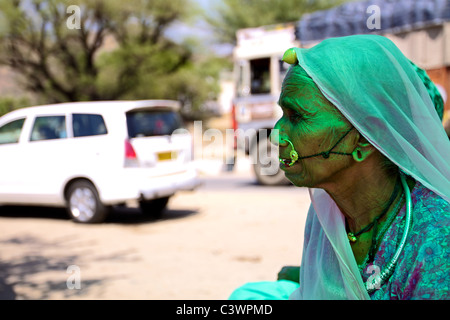 Una donna tribale vestito in abiti tradizionali in Udaipur, Rajasthan, India Foto Stock