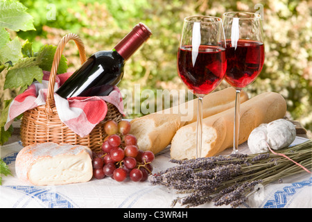 Pranzo romantico impostazione con vino e cibo per due Foto Stock