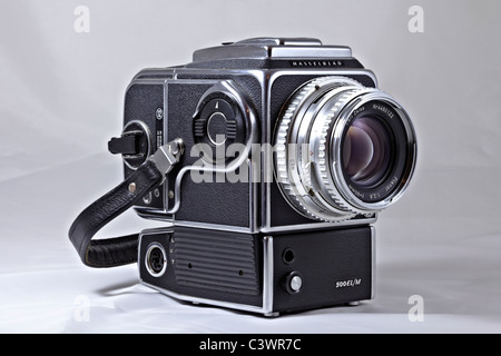 Fotocamera classica. Fotocamera di medio formato professionale classica Hasselblad 500 ELM a potenza e obiettivo Carl Zeiss® planare Foto Stock