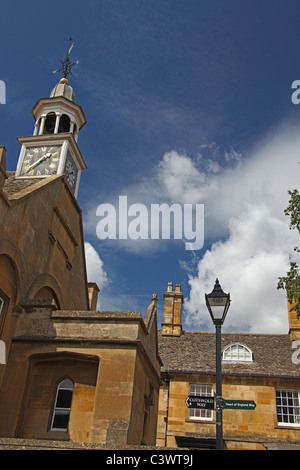 Lunga distanza sentiero segni accanto al Municipio di Chipping Campden, Gloucestershire, England, Regno Unito Foto Stock