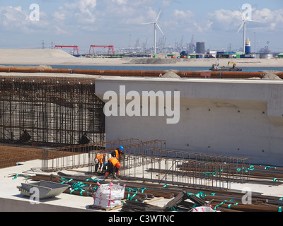 Costruzione di calcestruzzo banchine del mare profondo di espansione porta a Maasvlakte 2, porto di Rotterdam, Paesi Bassi. Foto Stock