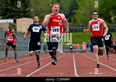 Soldati feriti sprint sulla linea del traguardo durante la 100 Metri Dash al Guerriero giochi via e il campo Foto Stock