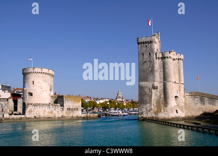 Ingresso murato porto di La Rochelle in Francia,torre della Chaine sulla sinistra, torre Saint Nicolas sulla destra. Foto Stock