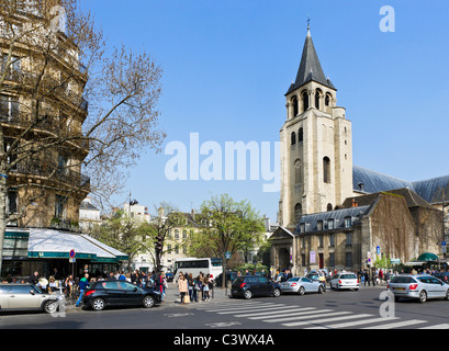 Luogo St Germain des Pres con Les Deux Magots cafe a sinistra e la chiesa di Saint Germain a destra, Parigi, Francia Foto Stock