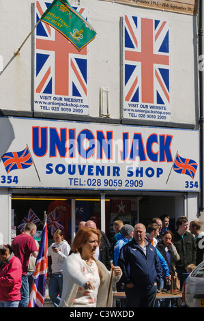La folla al di fuori della Unione Jack Souvenir Shop, East Belfast Foto Stock
