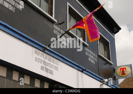 UVF etichettare un pub con minacce 'Proprietà di East Belfast UVF' dopo l'attività di agenzia di recupero possiedono e tentare di vendere. Foto Stock