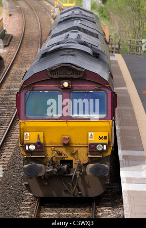 Classe 66 è un assale sei elettrica diesel locomotiva merci 66111 Treno zavorra  Kirkby Stephen, Cumbria, Regno Unito Foto Stock