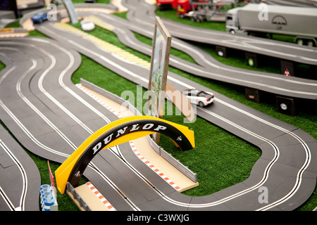 Un grande giocattolo pista Scalextric con il modello di auto in giro per il circuito elettrico England Regno Unito Foto Stock