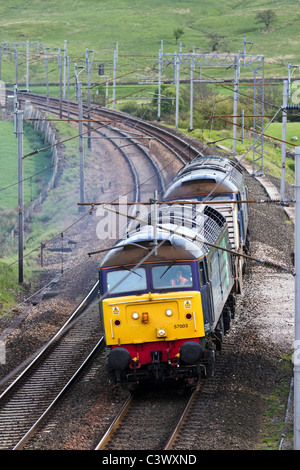 Servizio ferroviario diretto 57007 & 57003 Locos DRS che trasportano il treno di fiasche di combustibile nucleare esaurito a Shap, Cumbria, Regno Unito Foto Stock