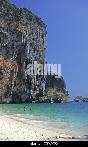Krabi scogliere a Railey Beach.Thailandia Foto Stock