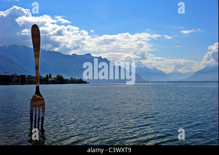 Vista del Lac Leman a Vevey. La forcella di una scultura in lago, al di fuori dell'Alimentarium Museum (museo del cibo). Foto Stock