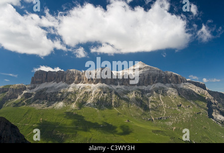 Estate paesaggio di montagna del Sella e Piz Boè sopra Passo Pordoi, Trentino, Italia Foto Stock