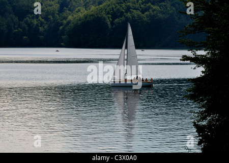 Barca a vela sul Solina Dam -Podkarpacie -Sud della Polonia Foto Stock