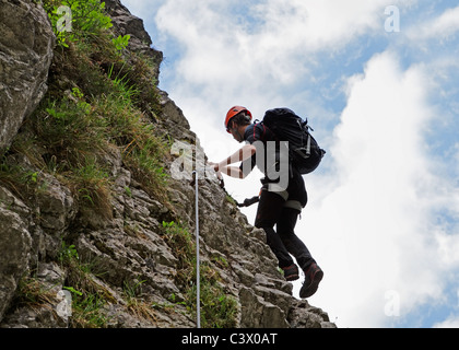 Un scalatore sulla montagna Drachenwand Via Ferrata in Austria Foto Stock