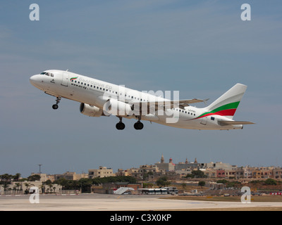 La Bulgaria Air Airbus A320 jet commerciale aereo decolla da Malta Foto Stock