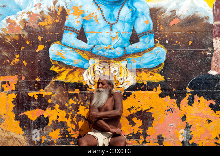 L'uomo che prende il sole a Varanasi Foto Stock