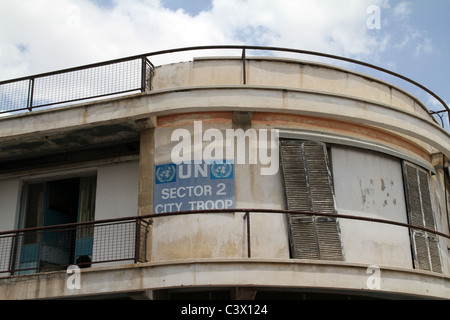 Cipro. Case abbandonate lungo la linea verde a Nicosia dividendo la Repubblica di Cipro e la controllata turca parte settentrionale Foto Stock