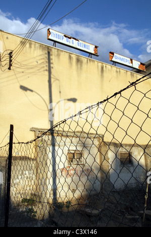 Cipro. Case abbandonate lungo la linea verde a Nicosia dividendo la Repubblica di Cipro e la controllata turca parte settentrionale Foto Stock