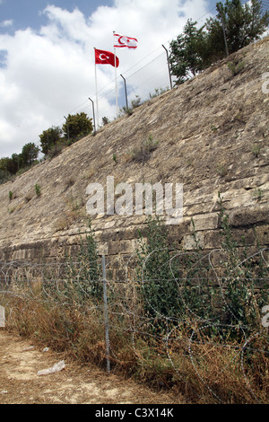 Cipro. Parete lungo la linea verde a Nicosia dividendo la Repubblica di Cipro e la controllata turca parte settentrionale Foto Stock